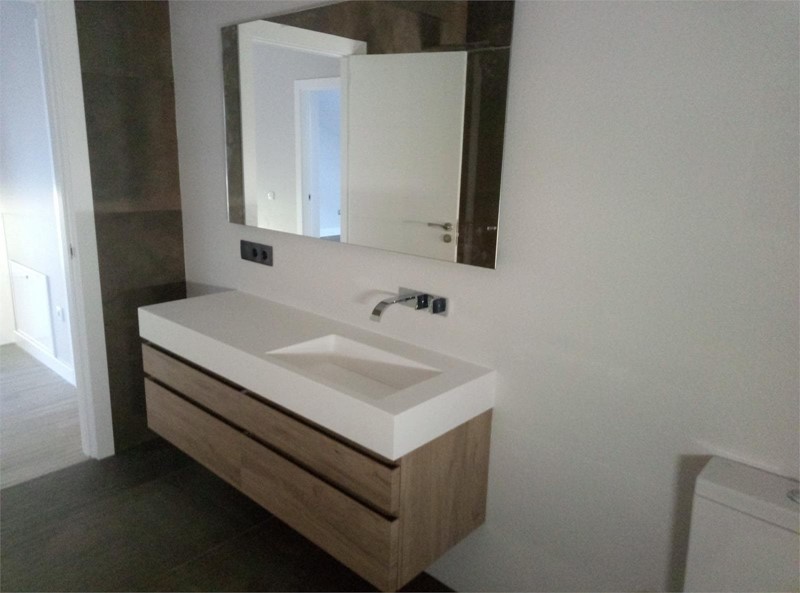 Muebles de baño en melamina lacada, con mueble alto