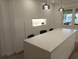 cocina lacada con dekton