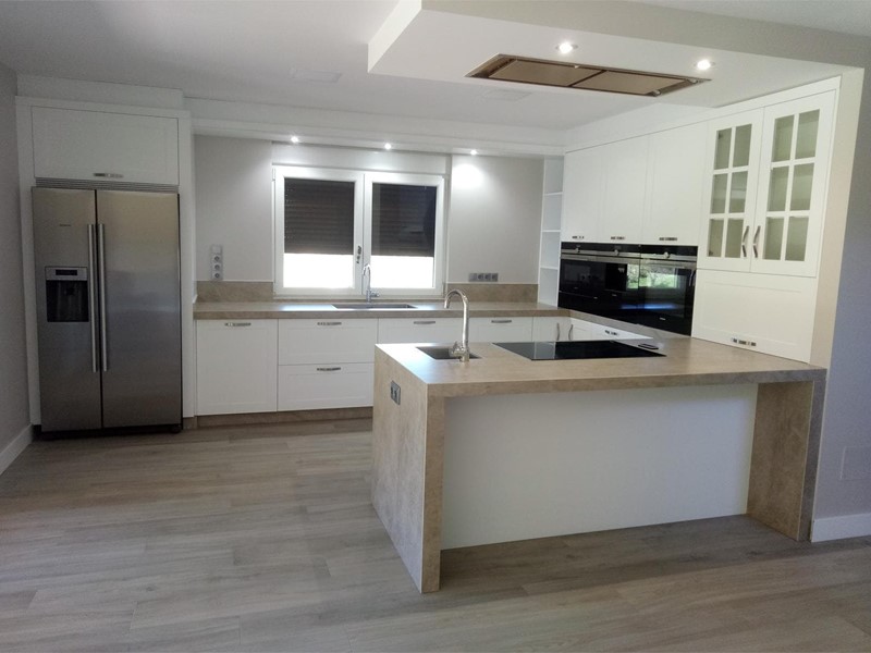 cocina lacada con piedra sintetica