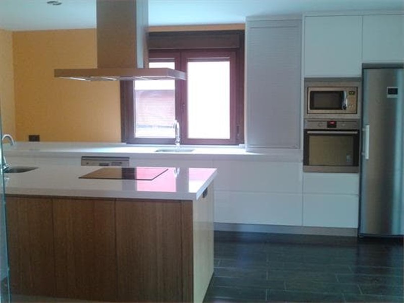 cocina lacada y tablero marino de roble